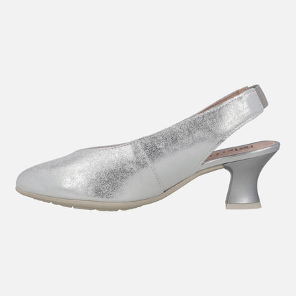 Zapatos corte salón destalonados en piel metalizada plata con tacón bajo