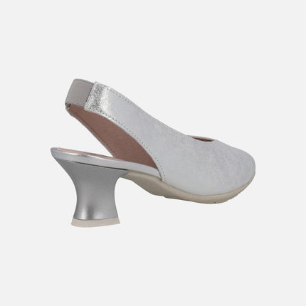 Zapatos corte salón destalonados en piel metalizada plata con tacón bajo