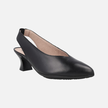 Zapatos corte salón destalonados en piel negra con tacón bajo