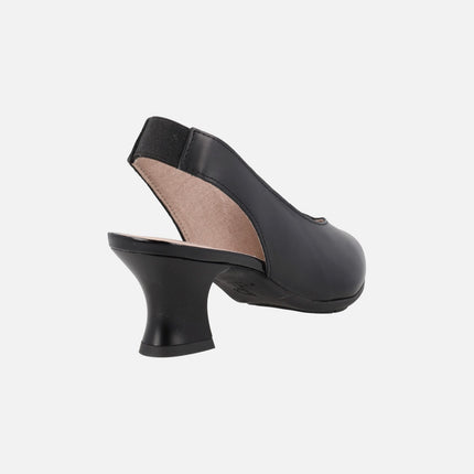 Zapatos corte salón destalonados en piel negra con tacón bajo