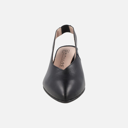 Zapatos corte salón destalonados en piel negra con tacón bajo