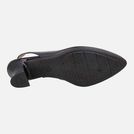 Zapatos corte salón destalonados en piel negra con tacón bajo