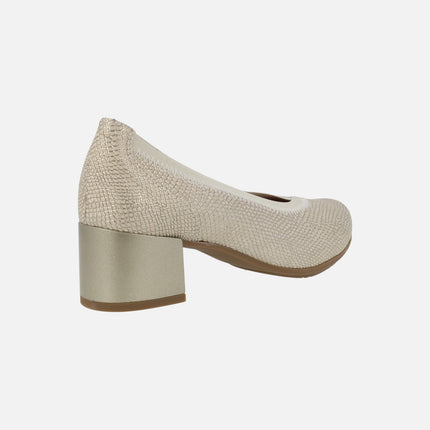 Zapatos corte salón en piel grabada con tacón bajo