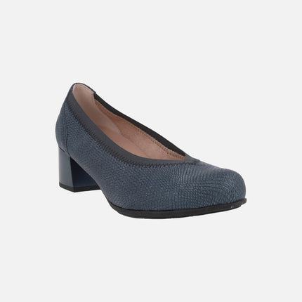 Zapatos corte salón en piel grabada con tacón bajo