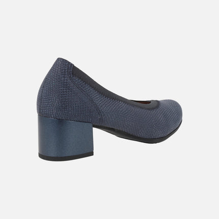 Zapatos corte salón en piel grabada con tacón bajo