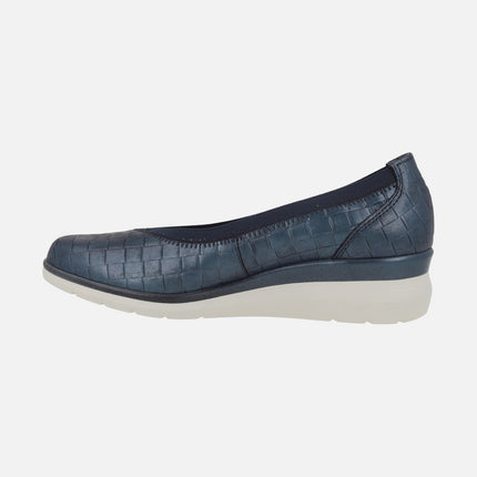 Low wedge comfort shoes in printed metallic blue leather