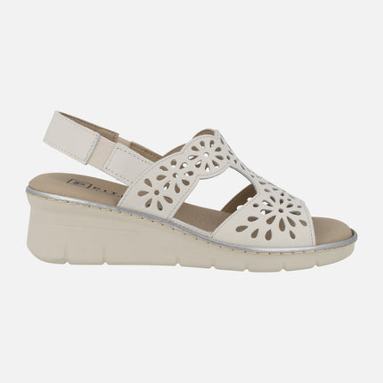 Sandalias blancas de piel con plantillas extraíbles y troquelado de flores