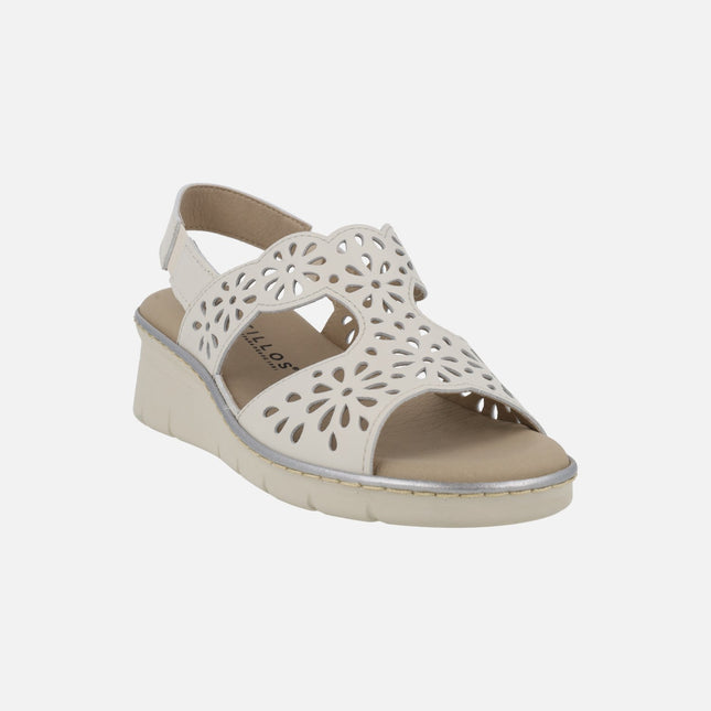 Sandalias blancas de piel con plantillas extraíbles y troquelado de flores
