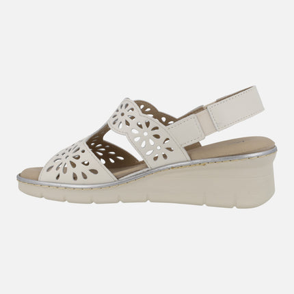 Sandalias blancas de piel con plantillas extraíbles y troquelado de flores