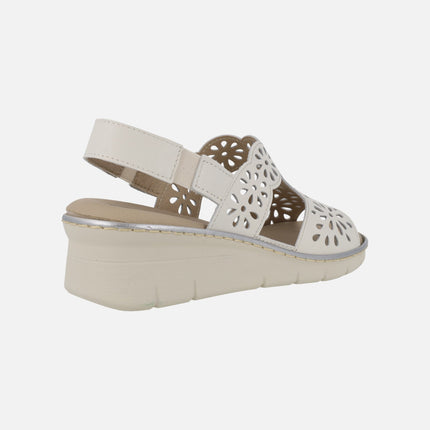 Sandalias blancas de piel con plantillas extraíbles y troquelado de flores