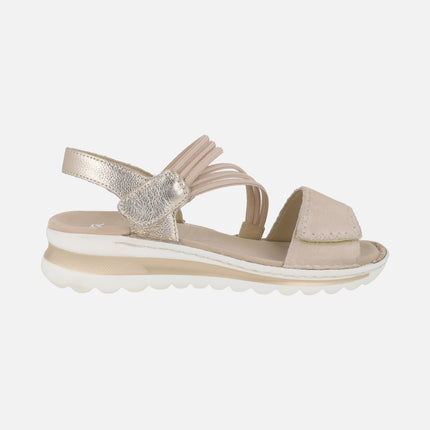 Sandalias confort con cierre de velcro y elásticos en combinado beige