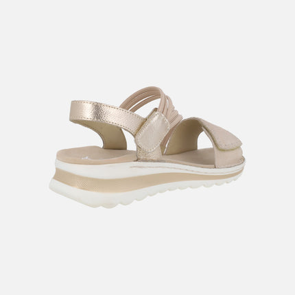 Sandalias confort con cierre de velcro y elásticos en combinado beige