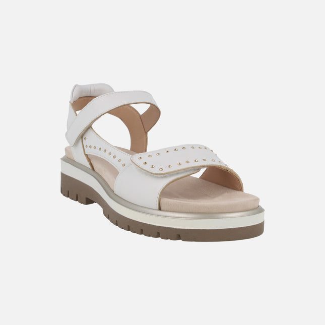 Sandalias blancas de piel con tachas doradas y velcros