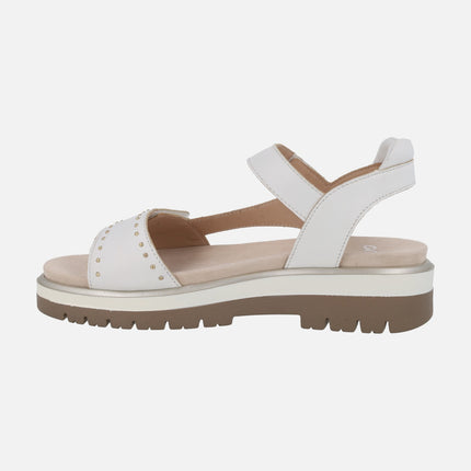 Sandalias blancas de piel con tachas doradas y velcros