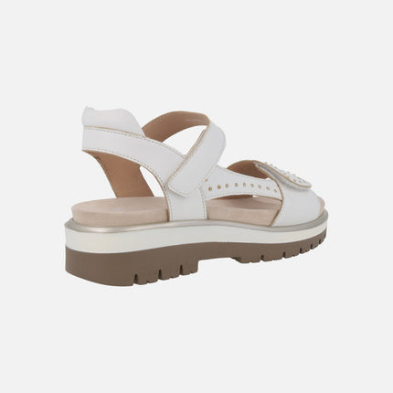 Sandalias blancas de piel con tachas doradas y velcros