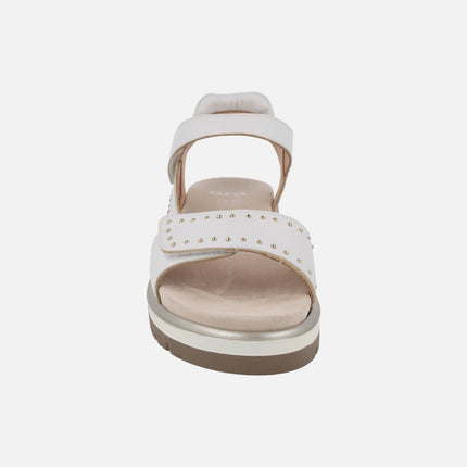 Sandalias blancas de piel con tachas doradas y velcros