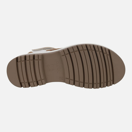 Sandalias blancas de piel con tachas doradas y velcros