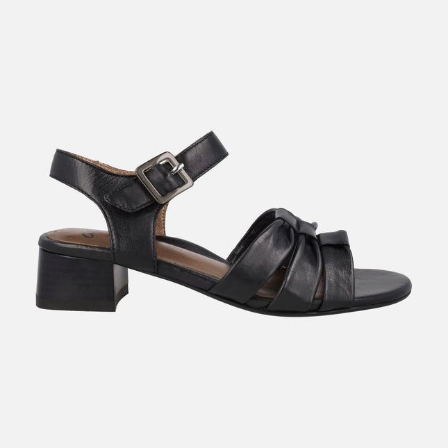 Sandalias negras de piel con tacón bajo y pulsera al tobillo
