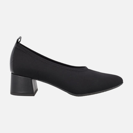 Zapatos corte salón en tejido elástico negro con tacones bajos