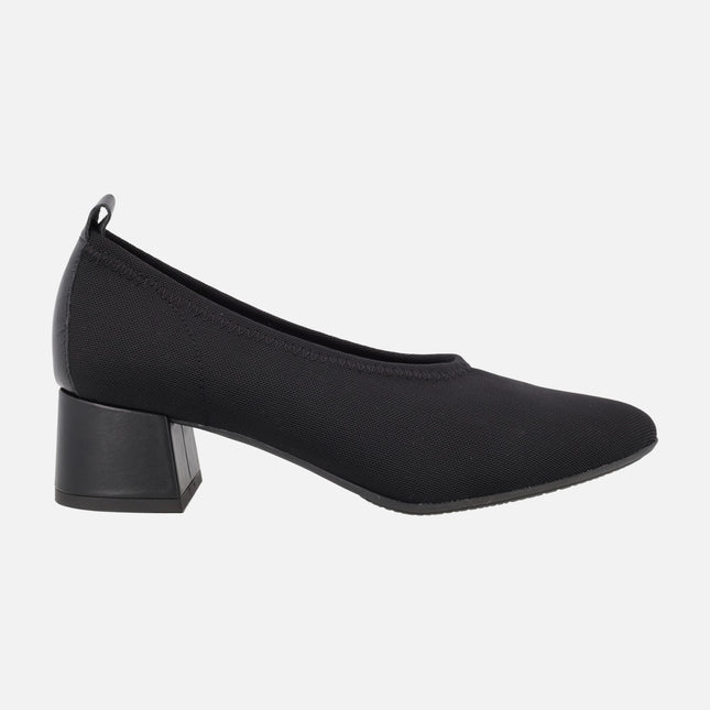 Zapatos corte salón en tejido elástico negro con tacones bajos