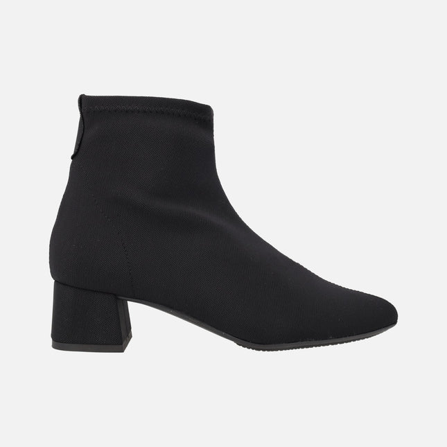 Botines negros en tejido elástico con tacón bajo