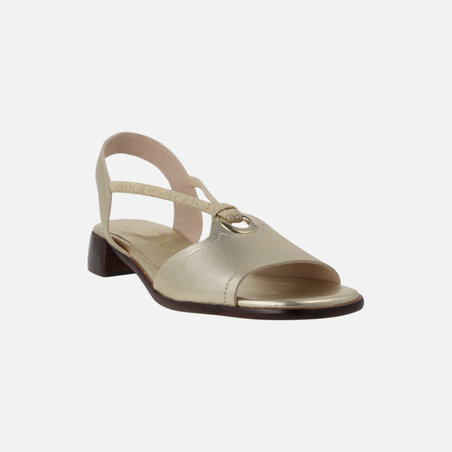 Sandalias de piel con tacón bajo y elásticos