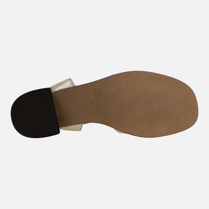 Leather sandals with low heels and elastics