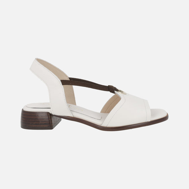 Sandalias de piel con tacón bajo y elásticos