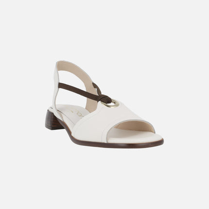 Leather sandals with low heels and elastics