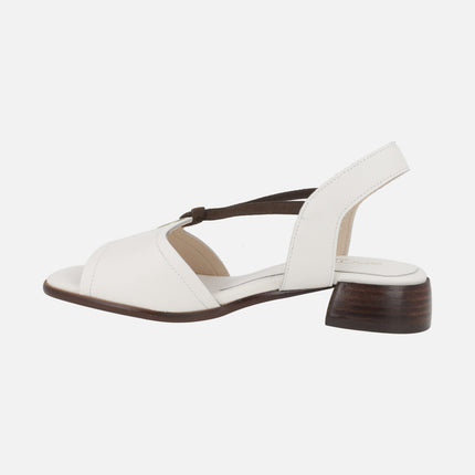 Leather sandals with low heels and elastics