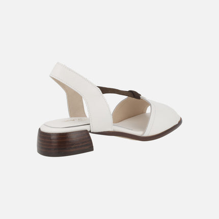 Leather sandals with low heels and elastics