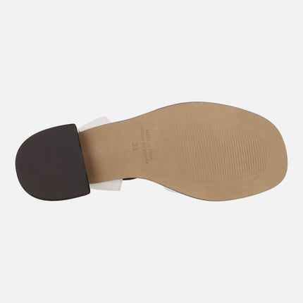 Leather sandals with low heels and elastics