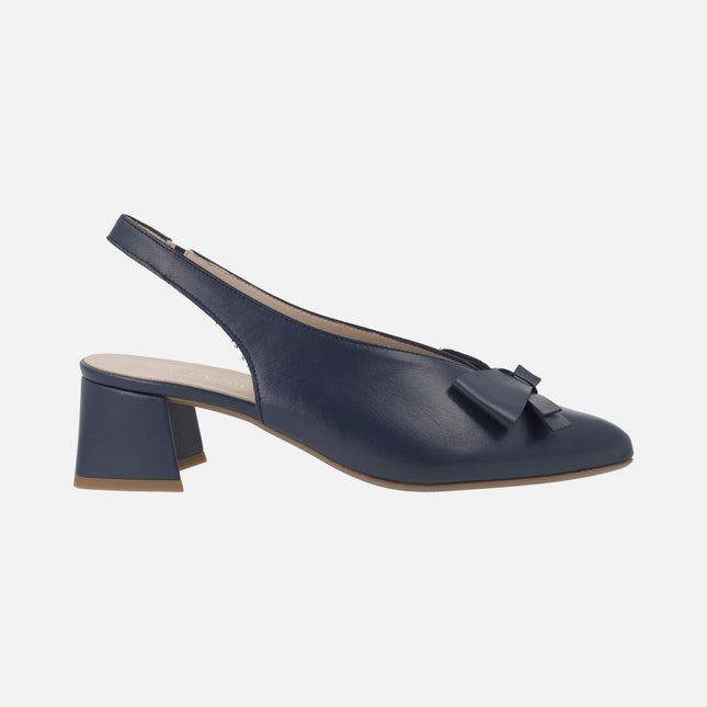 Zapatos de salón destalonados en azul marino con lazo