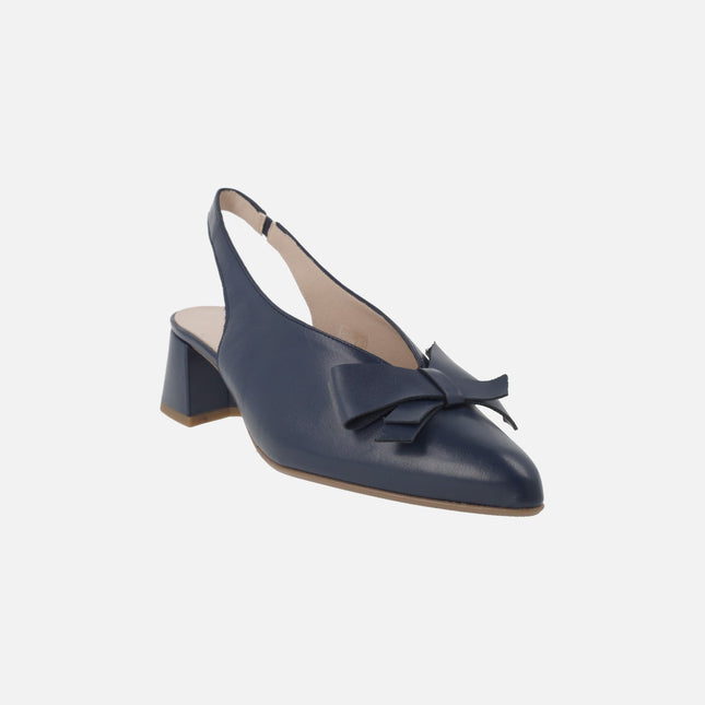 Zapatos de salón destalonados en azul marino con lazo