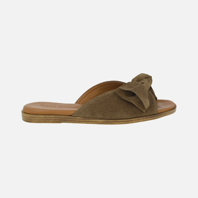 Flat sandals in suede leather with bow