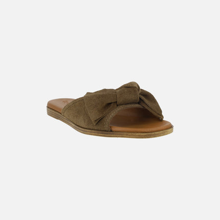 Sandalias planas estilo palas en serraje con lazo