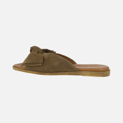 Sandalias planas estilo palas en serraje con lazo