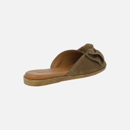 Sandalias planas estilo palas en serraje con lazo
