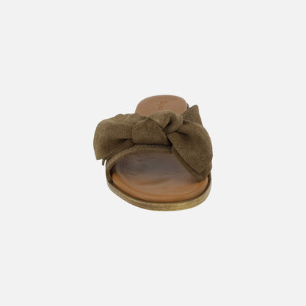 Sandalias planas estilo palas en serraje con lazo