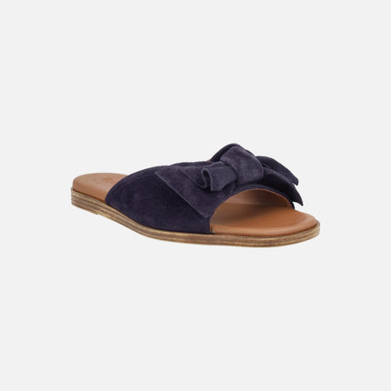 Sandalias planas estilo palas en serraje con lazo