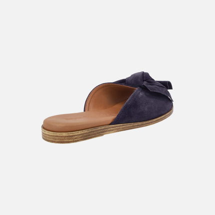 Sandalias planas estilo palas en serraje con lazo