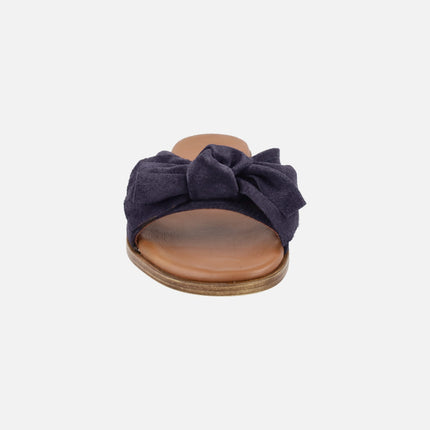 Sandalias planas estilo palas en serraje con lazo