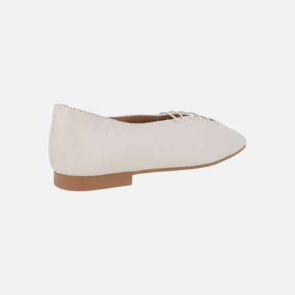 Bailarinas de piel en color blanco roto con cordones