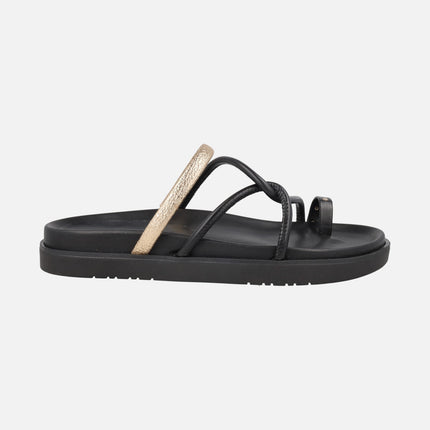 Sandalias en negro y dorado con pieza para dedo efecto anillo