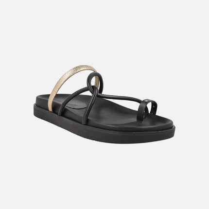 Sandalias en negro y dorado con pieza para dedo efecto anillo