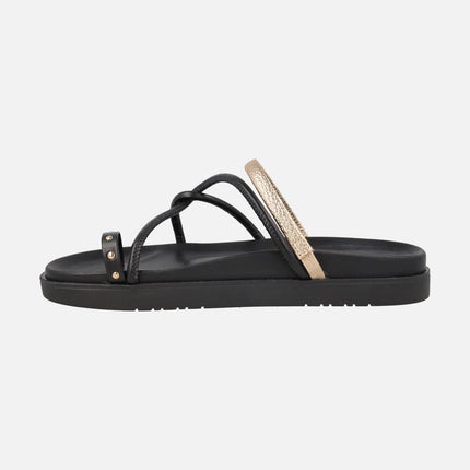 Sandalias en negro y dorado con pieza para dedo efecto anillo