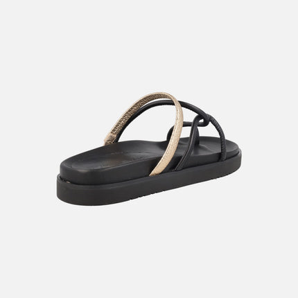 Sandalias en negro y dorado con pieza para dedo efecto anillo