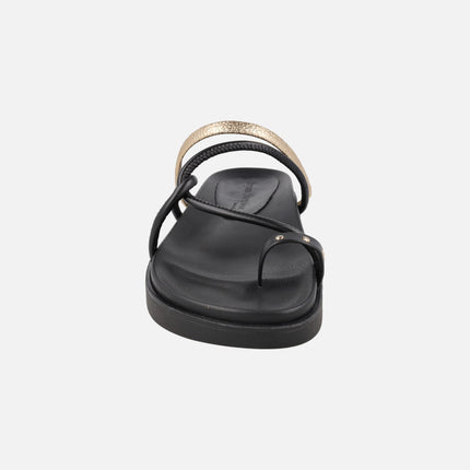 Sandalias en negro y dorado con pieza para dedo efecto anillo