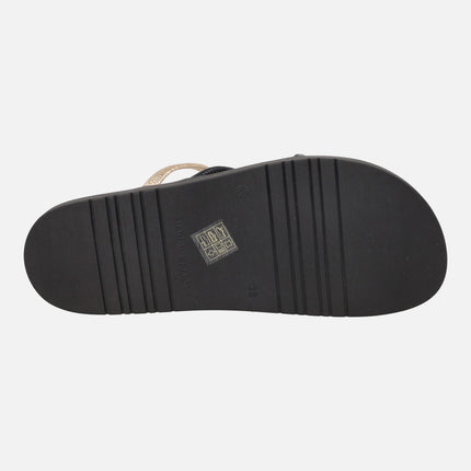 Sandalias en negro y dorado con pieza para dedo efecto anillo