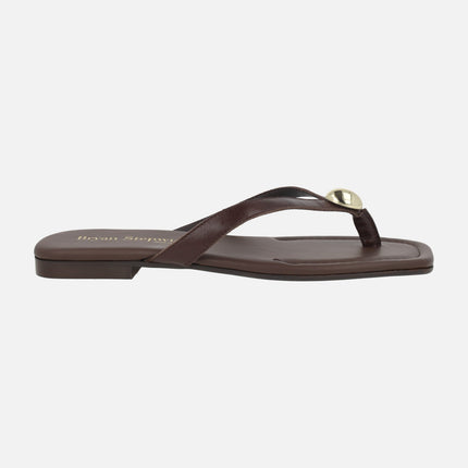 Sandalias planas marrones de piel con pieza metálica dorada
